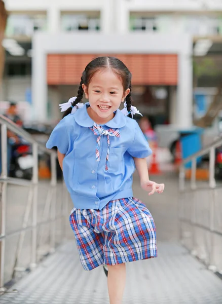 Счастливая Маленькая Азиатская Девочка Школьной Форме Бежит Металлической Лестнице — стоковое фото