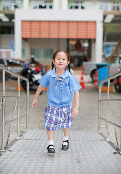 快乐的亚洲小女孩在校服运行金属楼梯 — 图库照片