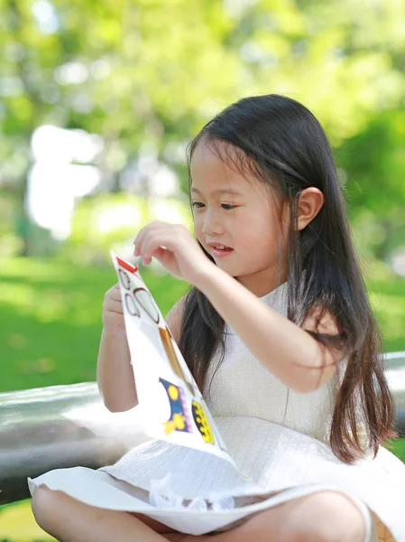 Sonriente Niña Asiática Jugando Pegatinas Parque Verde —  Fotos de Stock