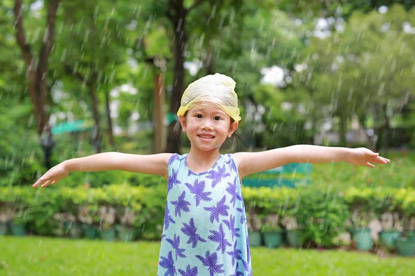 Feliz Niña Asiática Con Bolsa Plástico Gorra Emergencia Cabeza Divirtiéndose —  Fotos de Stock