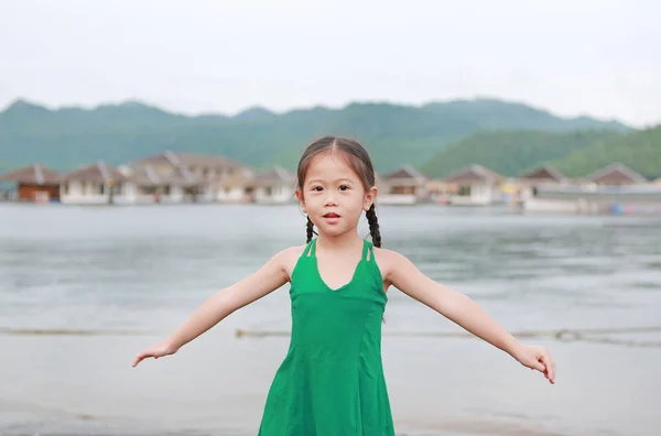 Süße Kleine Asiatische Kind Mädchen Strecken Arme Und Entspannt Hang — Stockfoto