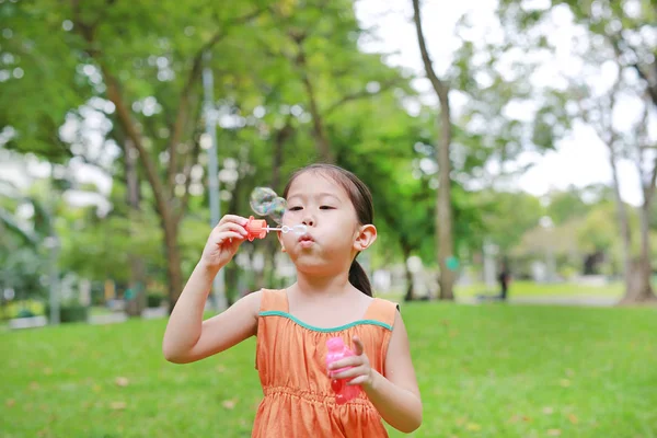 Asiatique Petite Fille Soufflant Bulles Savon Dans Parc Vert — Photo