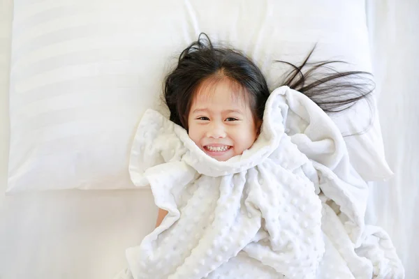 Smiling Gadis Kecil Asia Berbaring Tempat Tidur Dengan Selimut Dan — Stok Foto