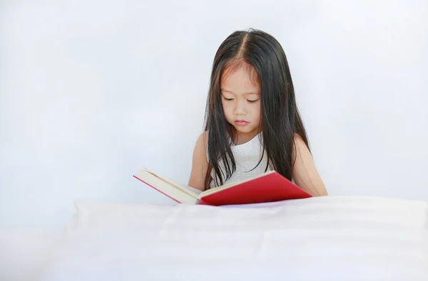 Mooie Aziatische Kind Meisje Lezen Hardcover Boek Liggen Met Kussen — Stockfoto