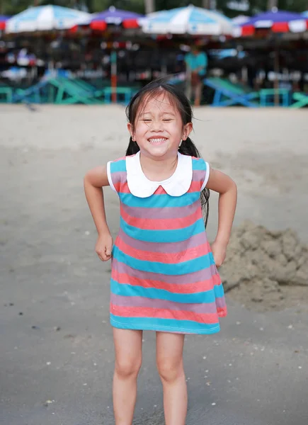 Glücklich Kleine Asiatische Kind Mädchen Hat Spaß Auf Dem Sandstrand — Stockfoto