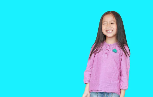 Retrato de feliz pouco ásia criança menina isolado no ciano backg — Fotografia de Stock