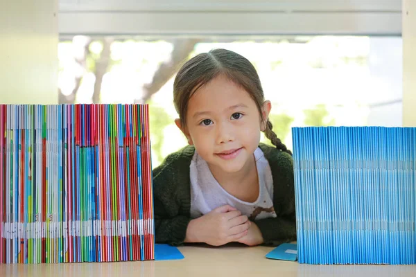 Счастливая Маленькая Азиатская Девочка Лежит Книжной Полке Библиотеке Концепция Творчества — стоковое фото