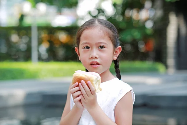 Portret Asian Little Girl Jedzenia Chleba Nadziewane Truskawka Wypełnione Deser — Zdjęcie stockowe