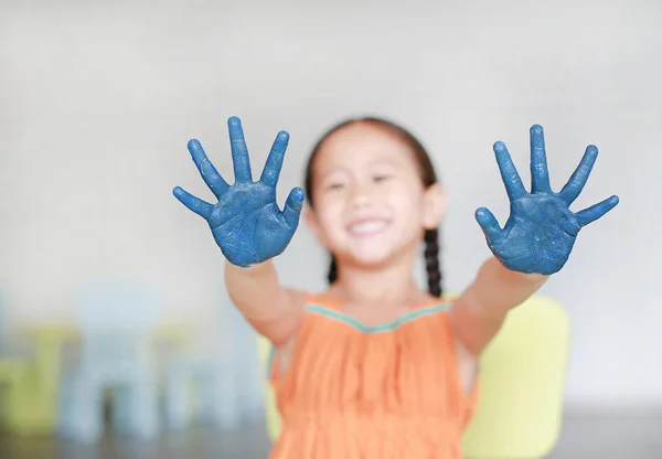 Souriante Petite Fille Joyeuse Montrant Ses Mains Bleues Peintes Dans — Photo