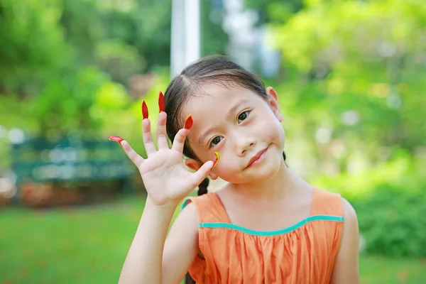 Portrait Petite Fille Asiatique Jouant Avec Stick Les Pétales Fleur — Photo