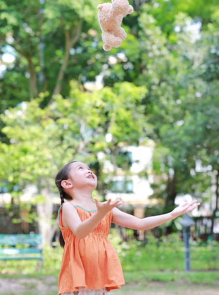 Portrait Heureux Petit Enfant Asiatique Dans Jardin Vert Avec Vomissant — Photo