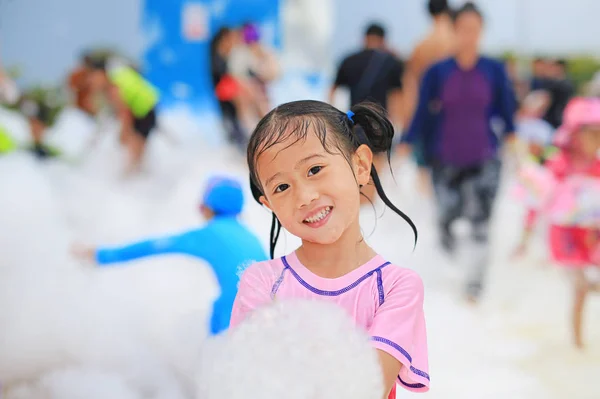 Portrék Boldog Kis Ázsiai Gyermek Lány Mosolygó Szórakozás Hab Party — Stock Fotó