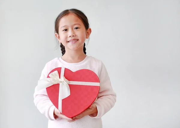 Sorrindo Pequena Menina Asiática Com Caixa Presente Coração Vermelho Fundo — Fotografia de Stock