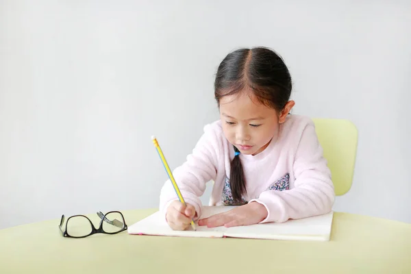 Porträtt Leende Liten Asiatisk Tjej Skriver Bok Eller Anteckningsbok Med — Stockfoto