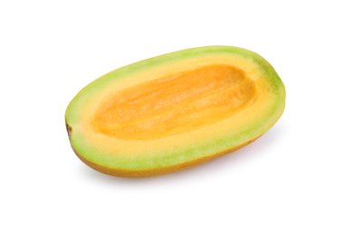 Karpuz kavun yarı yarım görünümlü sağlıklı ve lezzetli, beyaz arka planda izole.