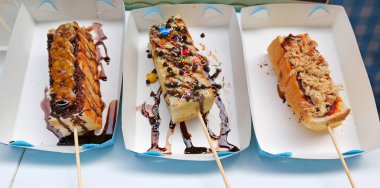 Kızarmış ekmek muz ile çikolata ve kurutulmuş rendelenmiş domuz