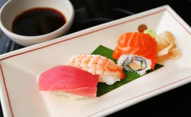 Sushi ton balığı, suşi karides, suşi somon, Japon gıda, merkezde seçilmiş odak