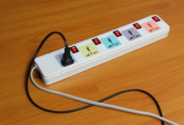 Güç çıkışı şeridi. Elektrik fişi.