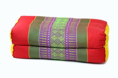 Beyaz arka plan üzerinde izole geleneği yerli Tay tarzında dikdörtgen yastık.