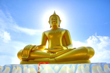 gökyüzüne karşı büyük altın buddha heykeli
