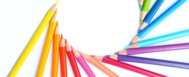 Beyaz arka plan üzerinde renkli kalemler çemberi