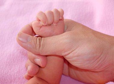 Aile birlikte. Baba ve anne çocuğun elini tutarak