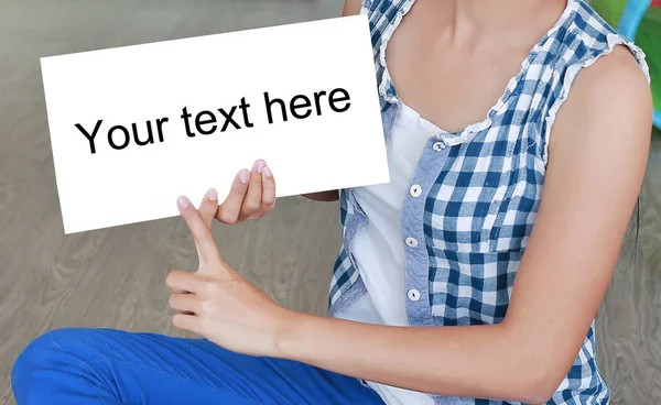 Mulher Asiática Mostrar Rótulo Your Text Here Para Preencher Espaço — Fotografia de Stock