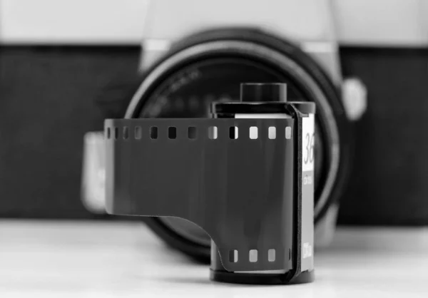 白い背景にフィルムを持つシンプルな古いアナログカメラ — ストック写真