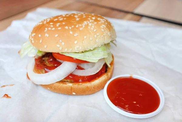 Hambúrguer Saboroso Com Molho Tomate Doce Papel — Fotografia de Stock