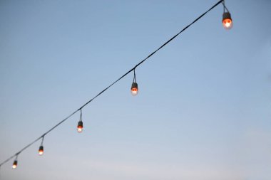 Gökyüzü arka planında sıra sıra ampuller yandı.