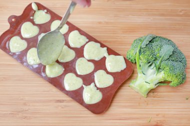 Püresi bebek maması dondurma için ahşap tahta üzerinde konteyner içine dökme.