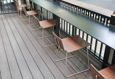 Uzun ahşap masa sandalye açık kafe ile.