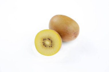 Taze kesilmiş yarım Kivi meyve beyaz arka plan izole.