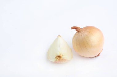 Beyaz arkaplanda izole edilmiş taze soğan soğanları
