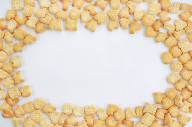 Beyaz arka planda merkezi kopyalama alanı olan Cracker veya Cookie Abc harf alfabe çerçevesi.