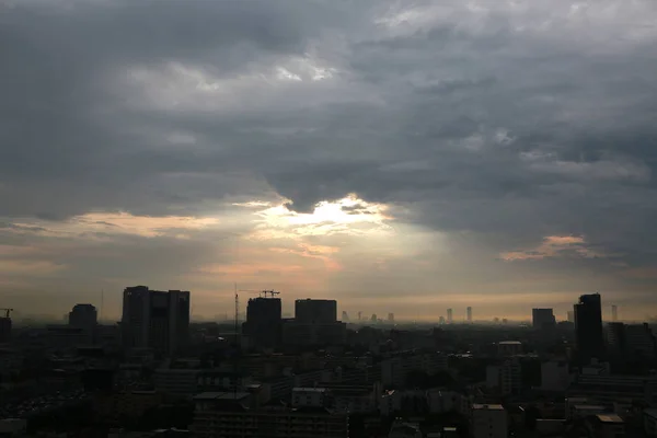 Siluet Şehir Şehir Merkezinde Akşam Sunset Bulutlar Arka Plan Ile — Stok fotoğraf