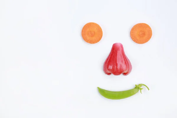 Cara Feliz Con Frutas Verduras Sobre Fondo Blanco — Foto de Stock