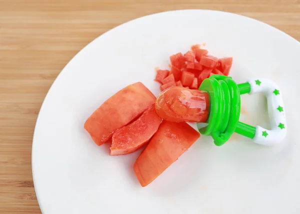 Babynahrung Und Frische Reife Papayafrüchte Auf Weißem Teller Vor Holzhintergrund — Stockfoto