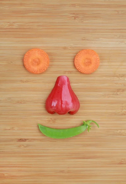 Cara Sonriente Primer Plano Con Frutas Verduras Sobre Fondo Madera — Foto de Stock