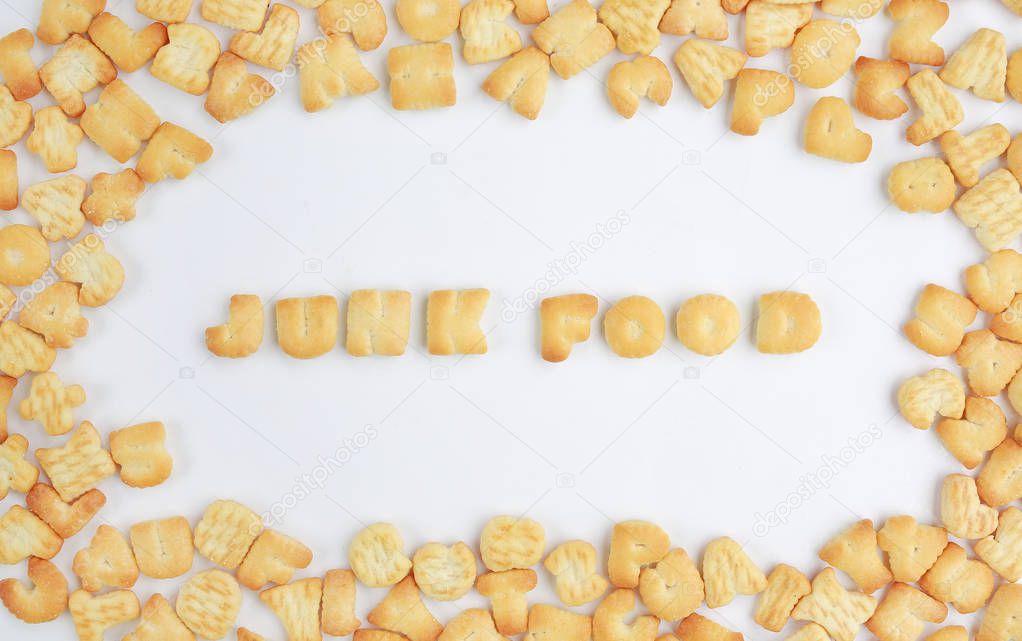 Texto "JUNK FOOD" y alrededor del alfabeto inglés cracker sobre fondo