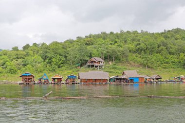 Geleneksel Tay bambu bungalovkanchanaburi, Tayland sabah gündoğumu ile nehir üzerinde yüzen.