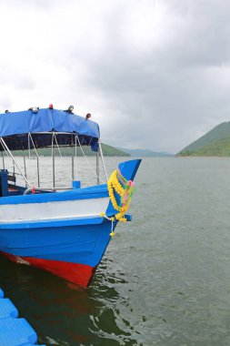 Tayland tekne kanchanaburi, Tayland nehir üzerinde yüzen.