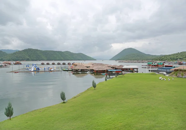 Raft House Flotando Río Con Montaña Kanchanaburi Resort Tailandia — Foto de Stock