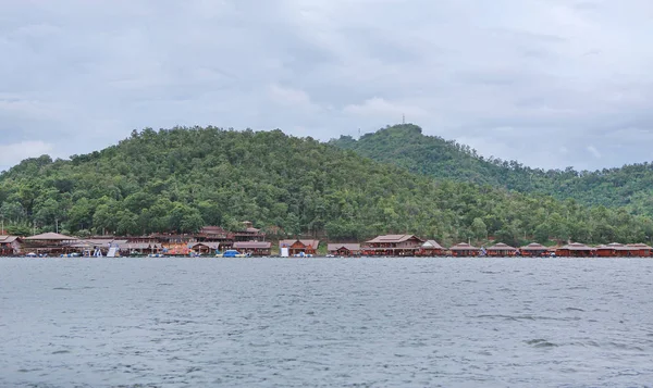Raft House Flotando Río Con Montaña Kanchanaburi Resort Tailandia — Foto de Stock