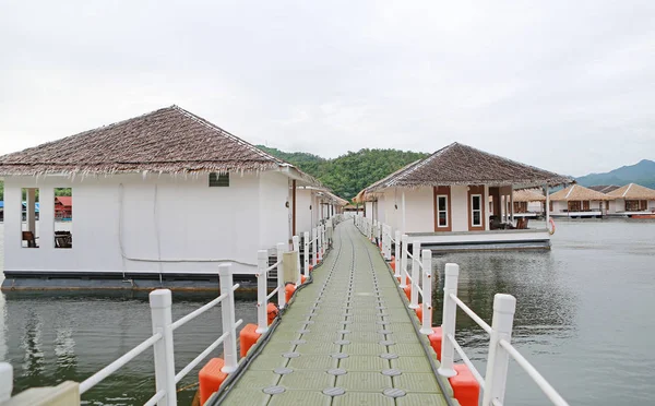 Pontonsteg Floßhaus Schwimmt Auf Dem Fluss — Stockfoto