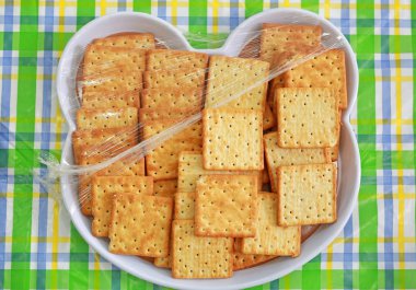 Masada plastik şal ile tabakta Kraker bisküvi. Üstte görüntü.
