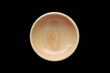 Siyah arka plan üzerine izole daire ahşap kase.