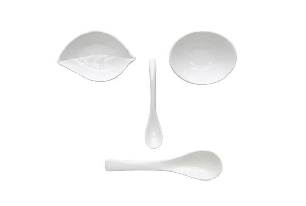 Αστείο Πρόσωπο Από Λευκό Κεραμικό Μπολ Και Κουτάλι Λευκό Φόντο — Φωτογραφία Αρχείου