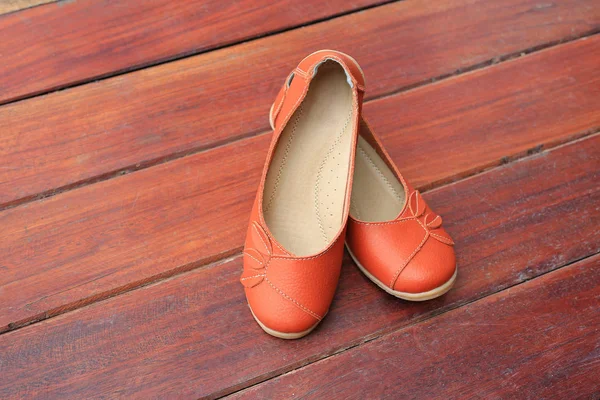 Orange Läder Kvinnliga Skor Trä — Stockfoto