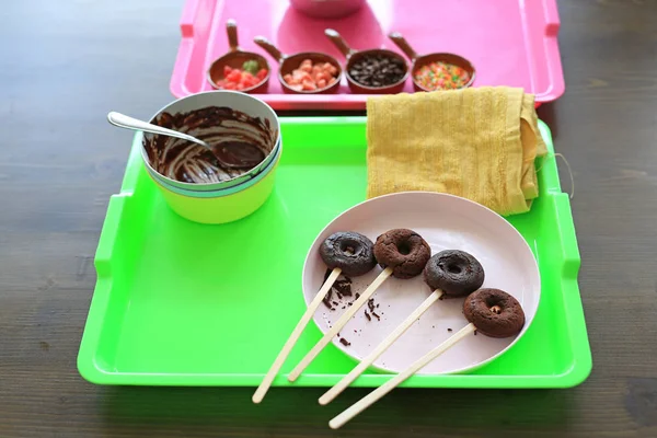 Donuts Chocolate Caseiros Processo Mesa Madeira — Fotografia de Stock